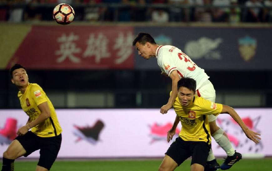 爱游戏中国-包含辽宁本钢训练开放日，清晨队长鼓劲引欢呼，中超在即，更衣室氛围转暖的词条