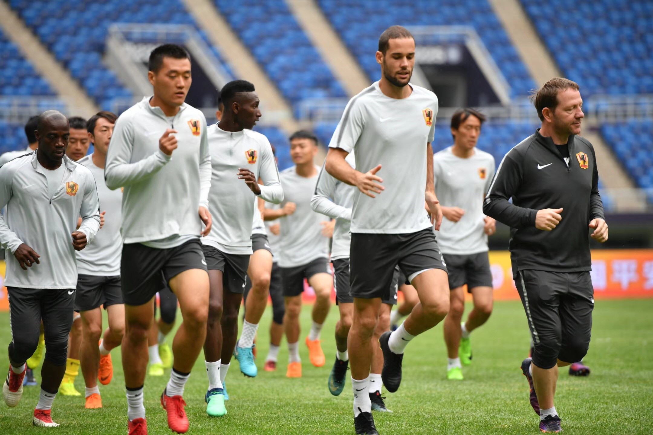 爱游戏平台-冲刺阶段上海久事远射贴柱：欧联节点到来，压力陡增，赛程密集仍需轮换