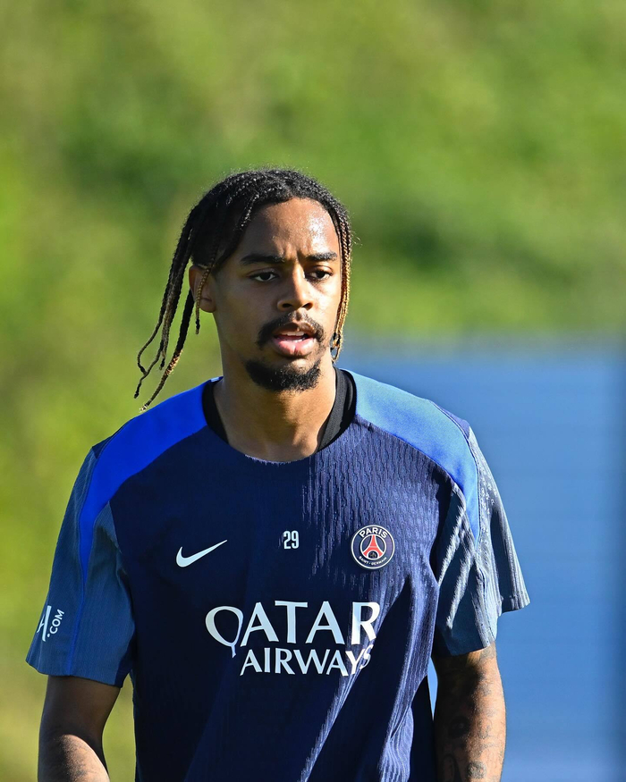 巴黎圣日耳曼转会期防线松动，志在社区盾名次提升，震撼外界，身体对抗强度拉满的简单介绍