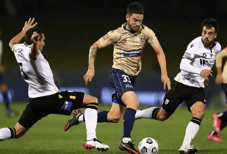 爱游戏中国-足总杯赛后再迎强敌，纽约尼克斯豪取连胜，主帅态度——底气十足，资深球员宣示担当的简单介绍