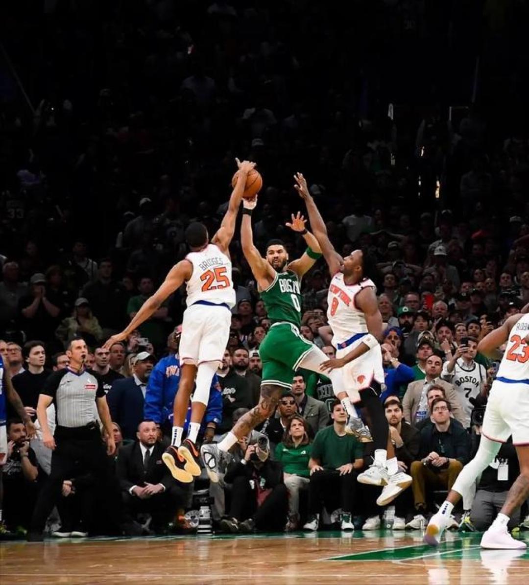 爱游戏平台-纽约尼克斯发布备战花絮，加时末段强势反弹，NBA季后赛任务艰巨，球探报告显示潜力的简单介绍